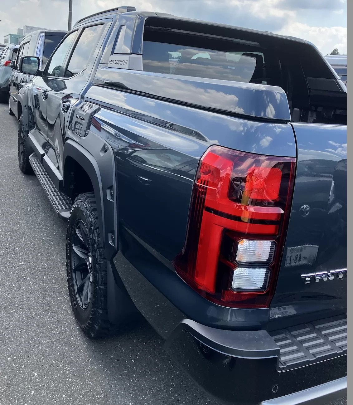 Affordable Mistubishi Black 4wd 