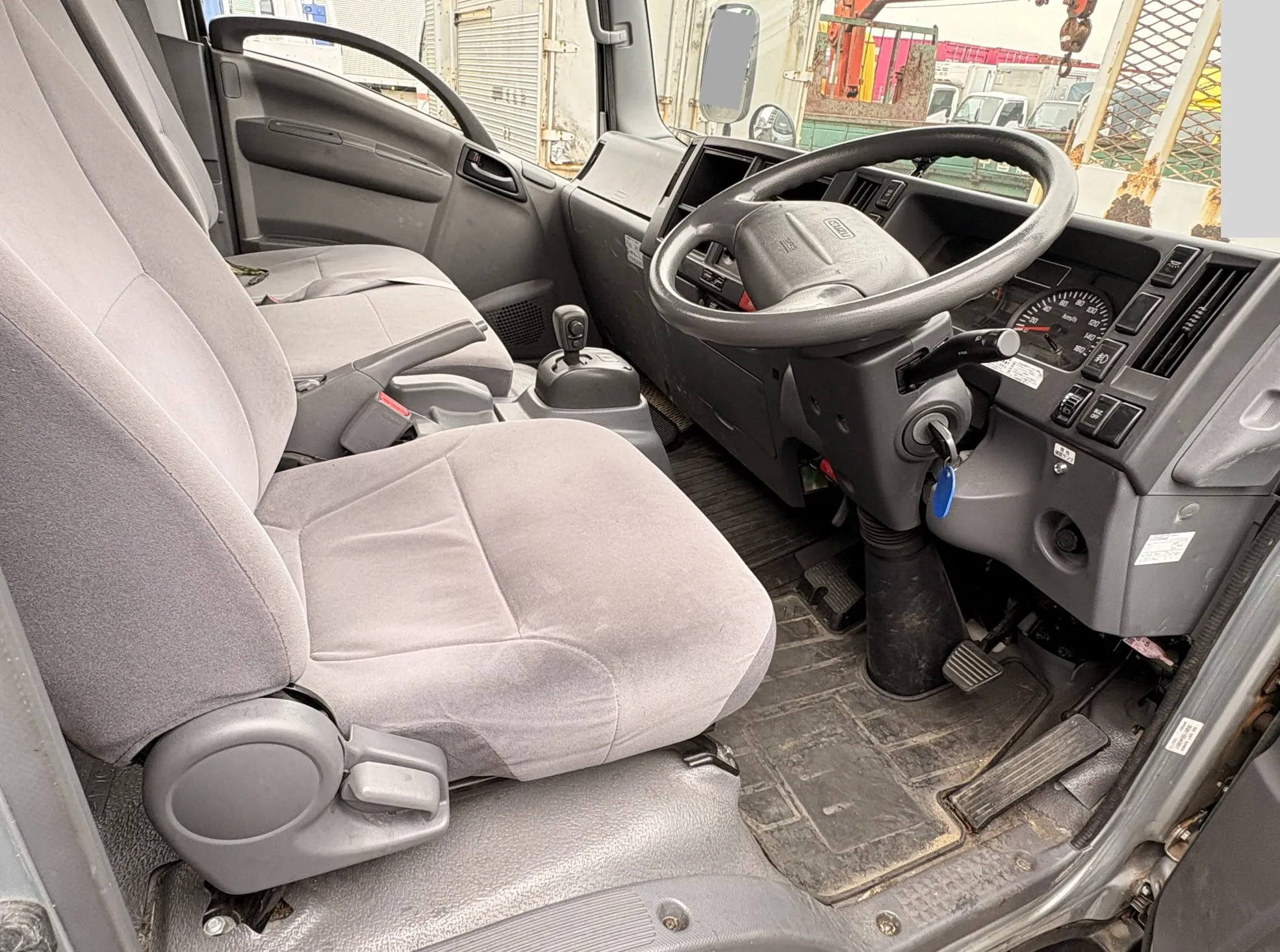 Isuzu Elf  truck - car carrier