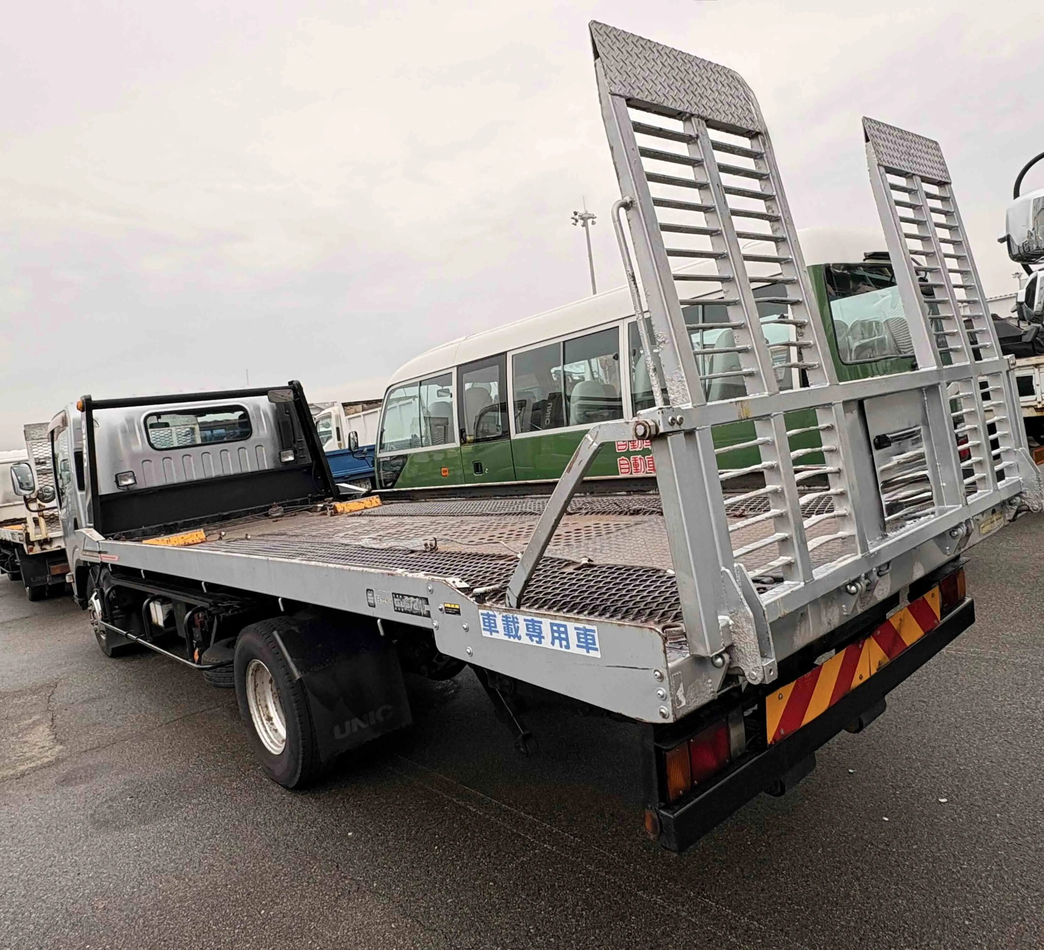 Isuzu Elf  truck - car carrier