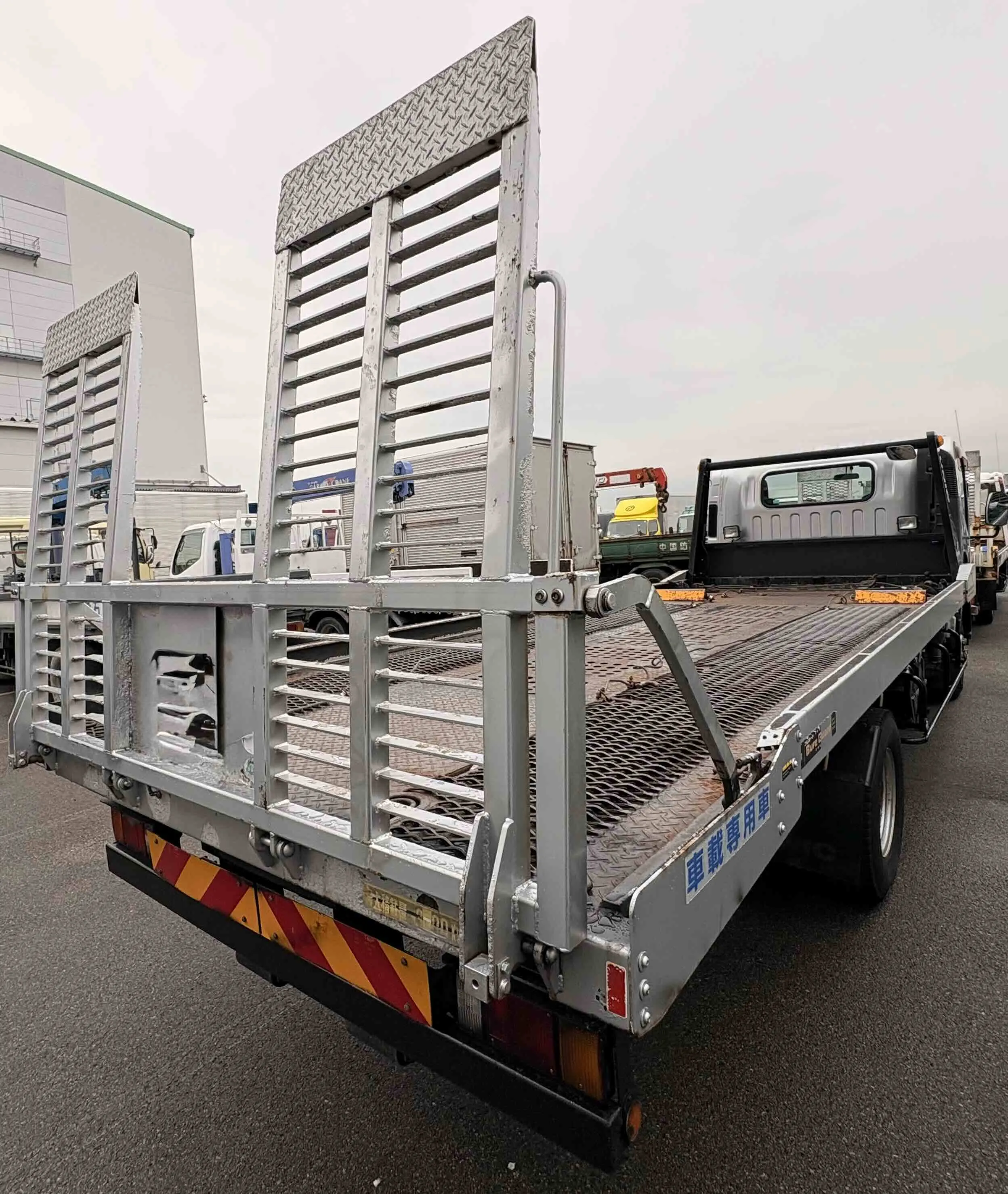 Isuzu Elf  truck - car carrier